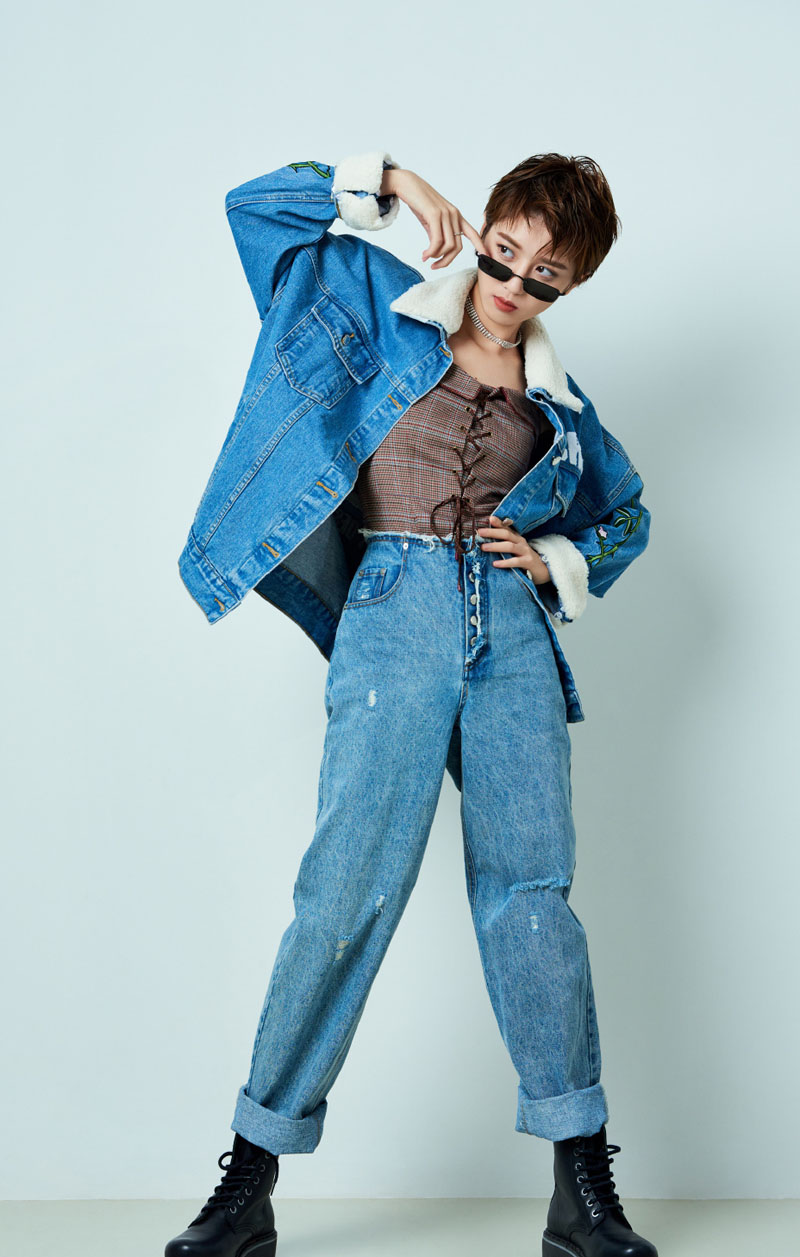 同款发型李凯馨,李凯馨白吊带搭配牛仔裤清纯写真