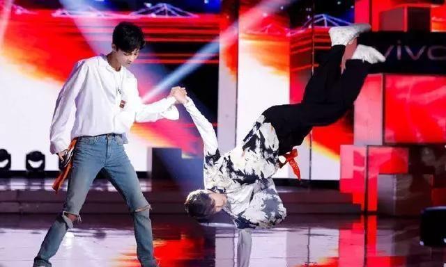 高冷是本质吗,王一博高冷是因为眼睛吗