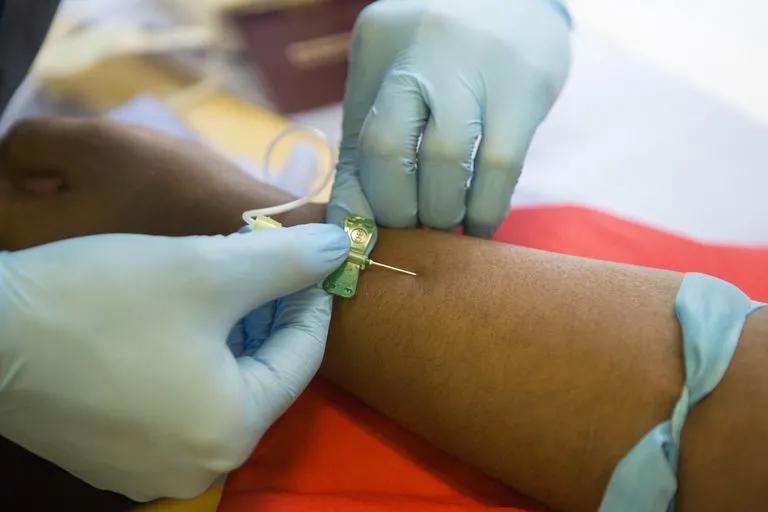 医院验血验尿科的英文,有些发烧需要打针用英语怎么说