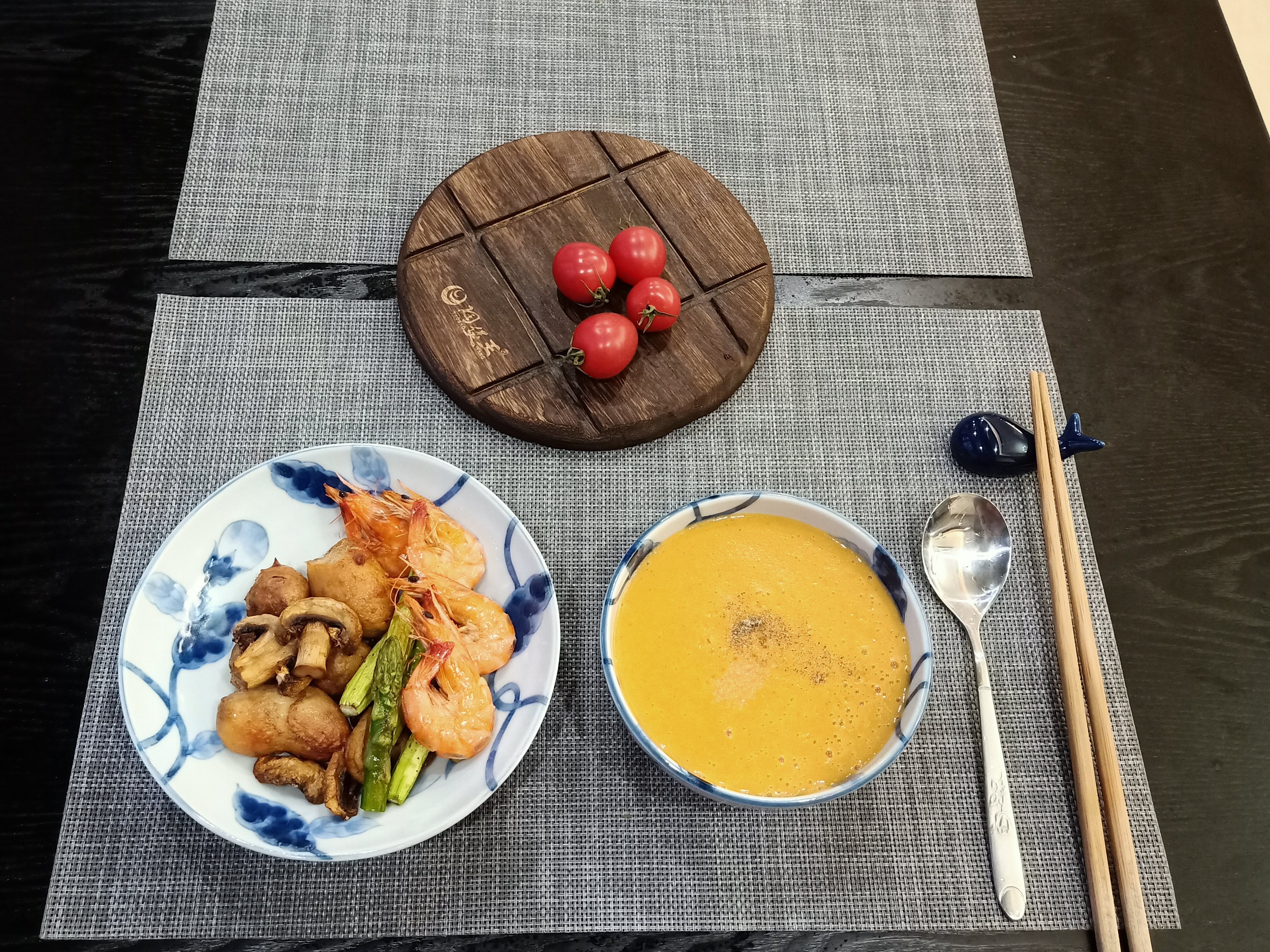 1个人吃饭真妙，不炒不煮不用锅，网友：减肥又营养，难怪身材好