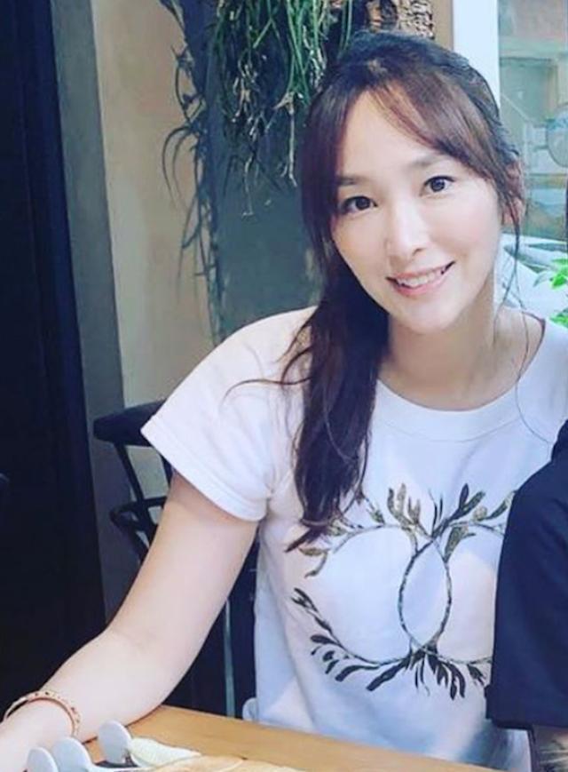 吴佩慈生四胎后皮肤松弛，颜值崩塌，她不生也会老的