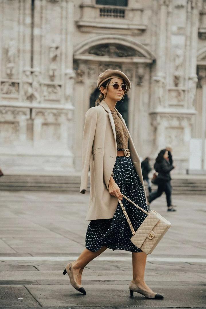 最近火了一种穿法，叫“裙子+外套”，时髦又高级，关键还显气质