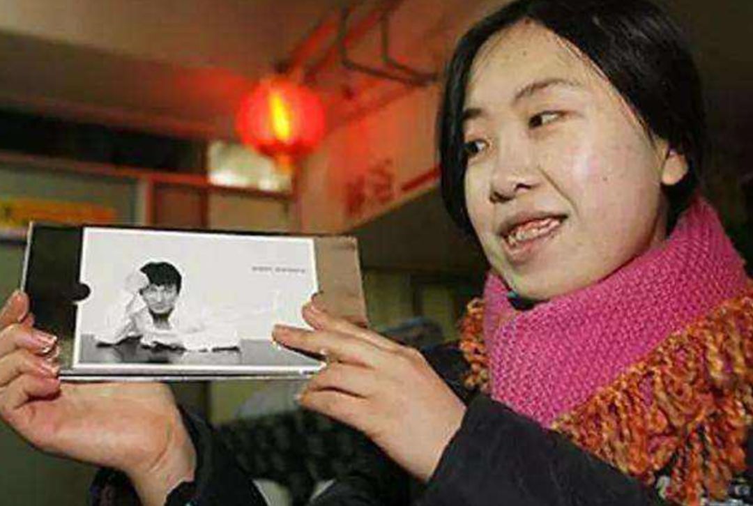 父亲跳海自杀后，那个狂追刘德华的姑娘，用12年忏悔