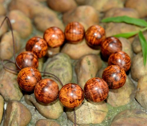 海黄手串纹路多好还是少好,海黄油性好纹路不怎么清晰