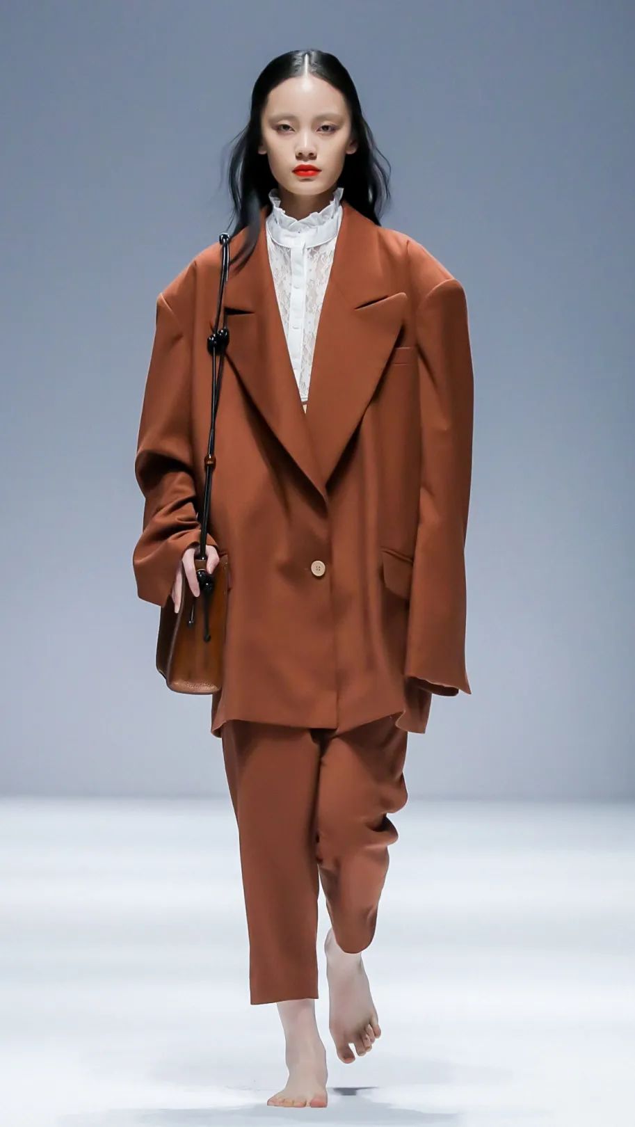 2021秋冬女装款式流行趋势,2018秋冬趋势报告巴黎时装周