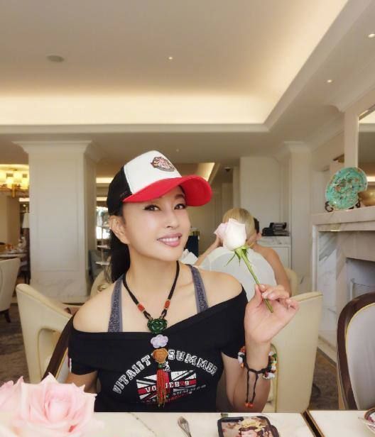 65岁刘晓庆一身黑装现身气场十足,刘晓庆老了反而好看