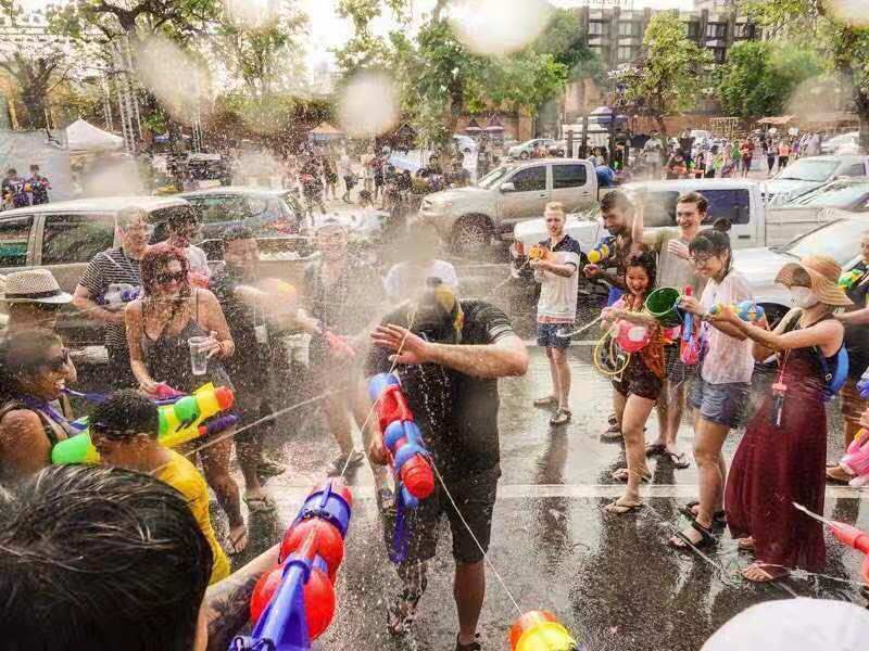 那些生活在泰国的外国人，都是为了什么而留在泰国？