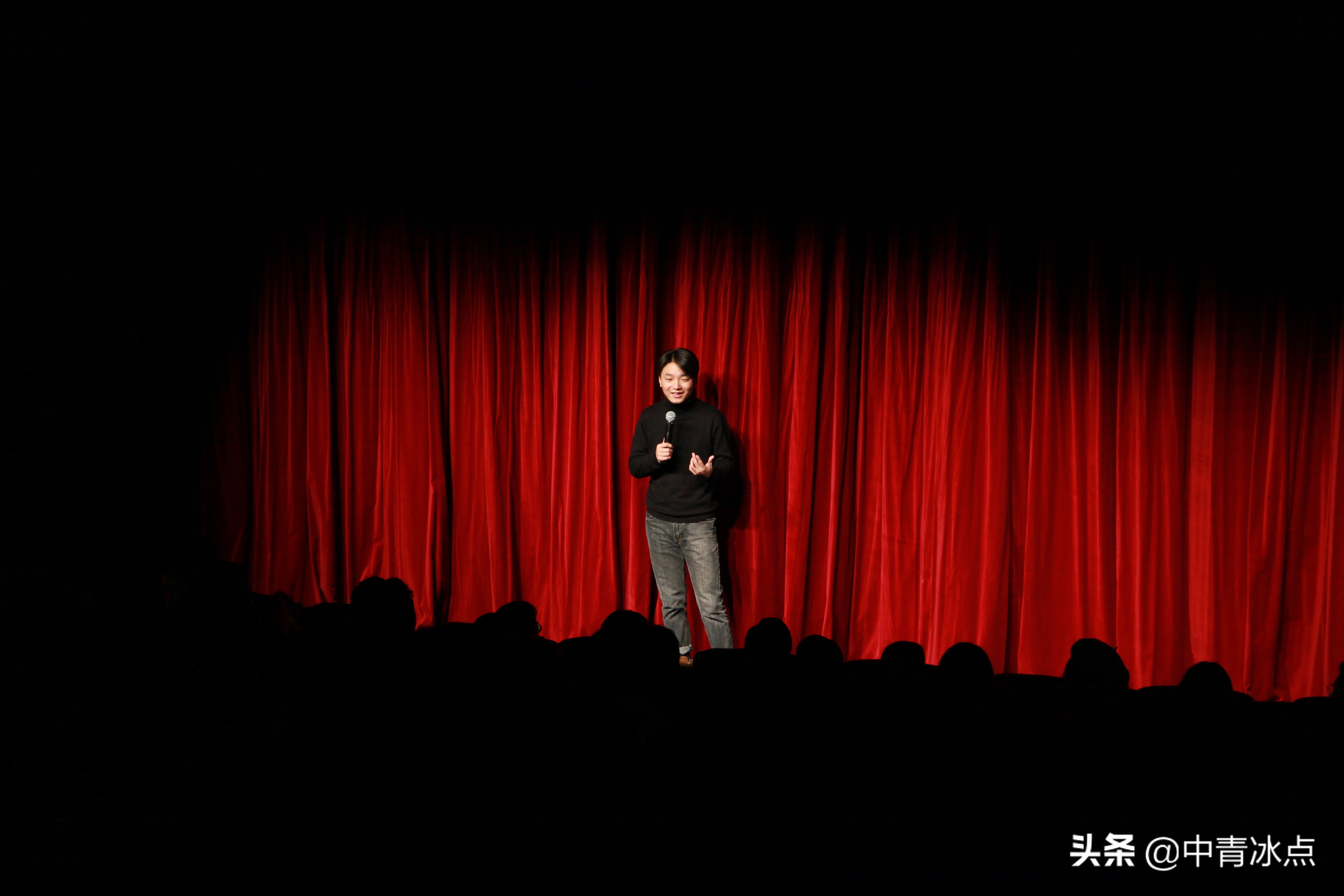 这群广州年轻人，白天当程序员、律师、公务员，晚上讲脱口秀，吐槽被催婚、相亲遇到奇葩男、买不起房