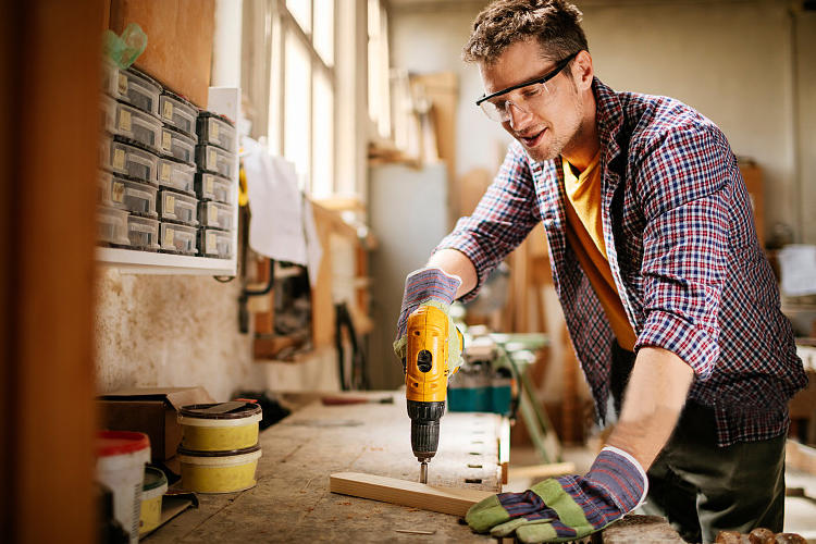 拧螺丝打孔手电钻,钻孔能力强的电钻该怎么选