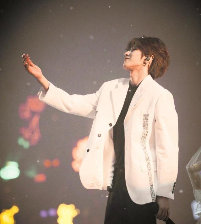 蔡徐坤红格子衬衫照片舞台,蔡徐坤复古西装造型