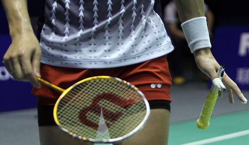 羽毛球把球拍打断是正常的吗,打羽毛球打断球拍是正常现象吗