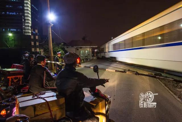 行人车辆请注意火车就要来了,行人车辆请注意火车来了不要抢道