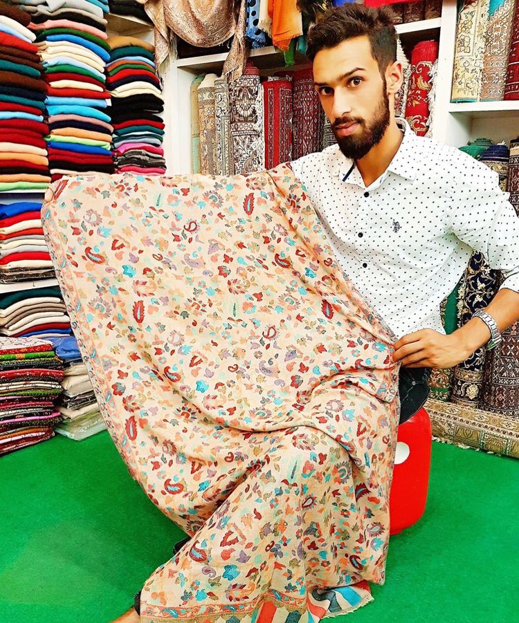 尼泊尔的莫桑钻值得买吗,代购奢侈品的骗局是真的吗