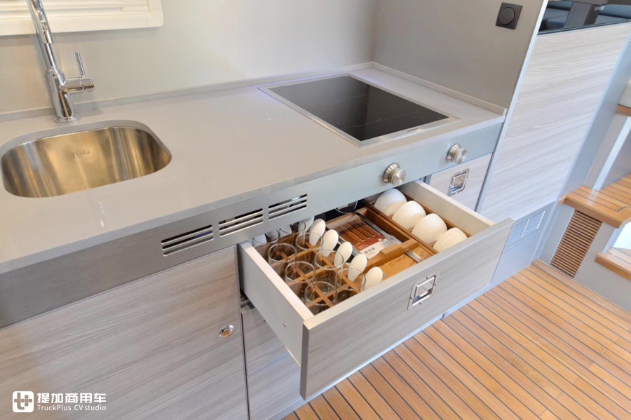 顶级越野房车8x8阿莫迪罗双层,移动的钢铁城堡