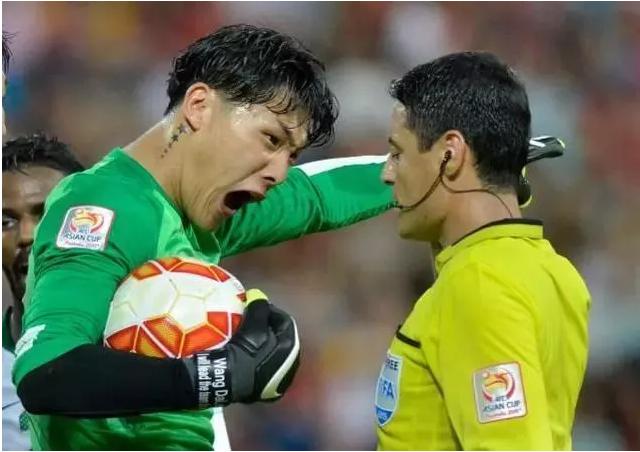 上港鲁能黑哨,上港历年争议判罚长视频