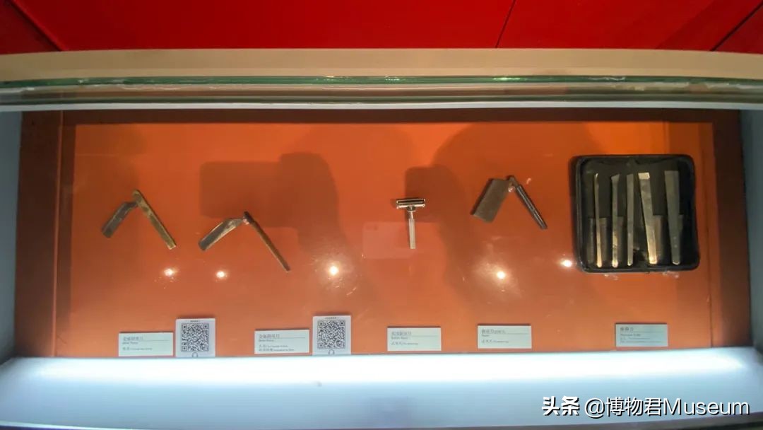 物开一刃为“刀”，两面*刃开**为“剑”，双刀相交为“剪”