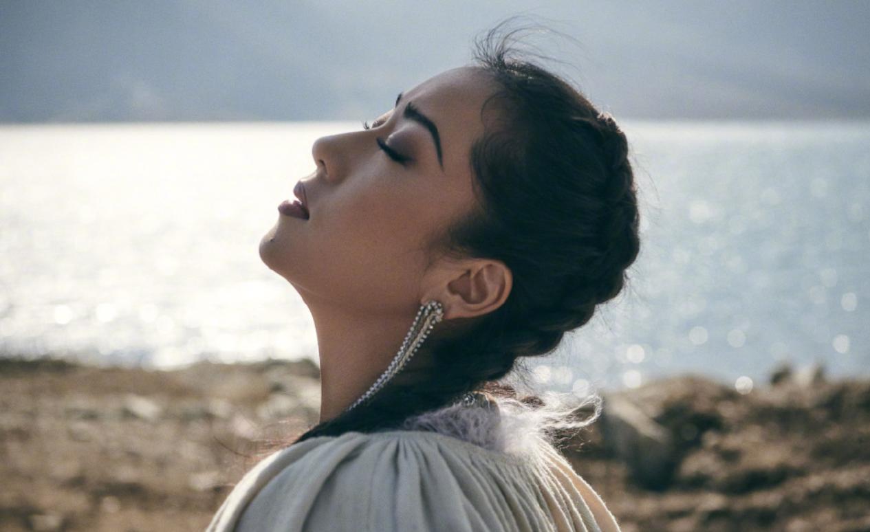 女生不白不黑的皮肤穿什么好看,女生皮肤黑怎么穿才好看