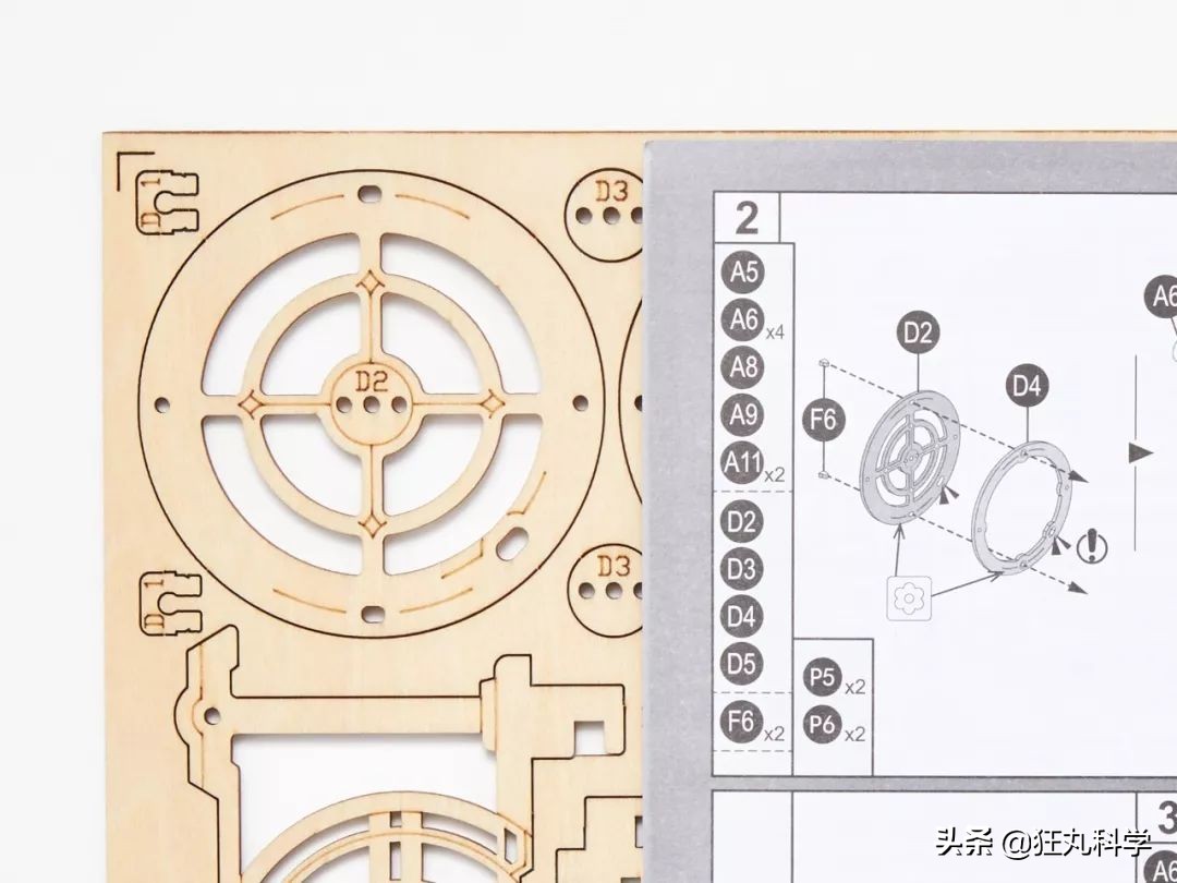 用老式胶片放映机改造投影过程,用木板拼出的老式电影放映机