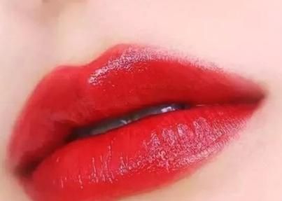 YSL年底又出新口红，玫瑰浆果色超性感，难怪直男见了都喜欢呢！