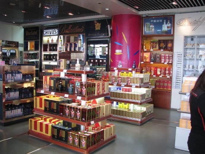 看到茅台的价格瞬间怒了中国游客,日本机场免税店飞天茅台是真的吗