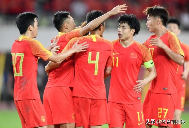 2018国足亚洲杯热身赛战伊拉克,世预赛国足0:1伊拉克赛前合影