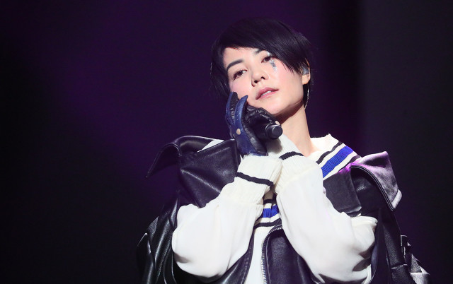 王菲谢霆锋爱情历程,谢霆锋王菲复合后牵手图片