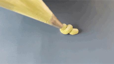 没有裱花袋裱花嘴泡芙奶油怎么挤,奶油裱花嘴怎么自做