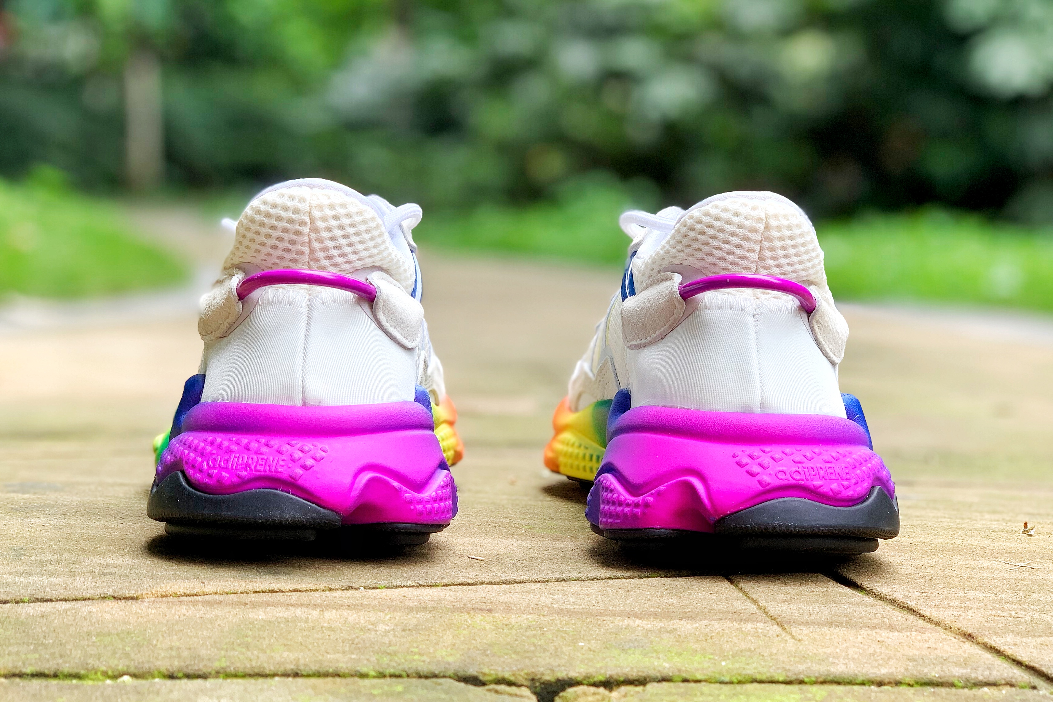 adidas三叶草新款 (三叶草ozweego缺点)