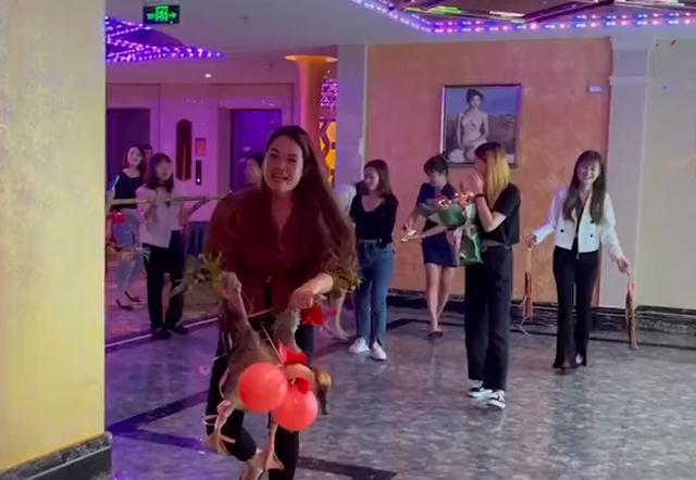 女子送闺蜜特殊生日礼物,女子过生日闺蜜送来一只鹅