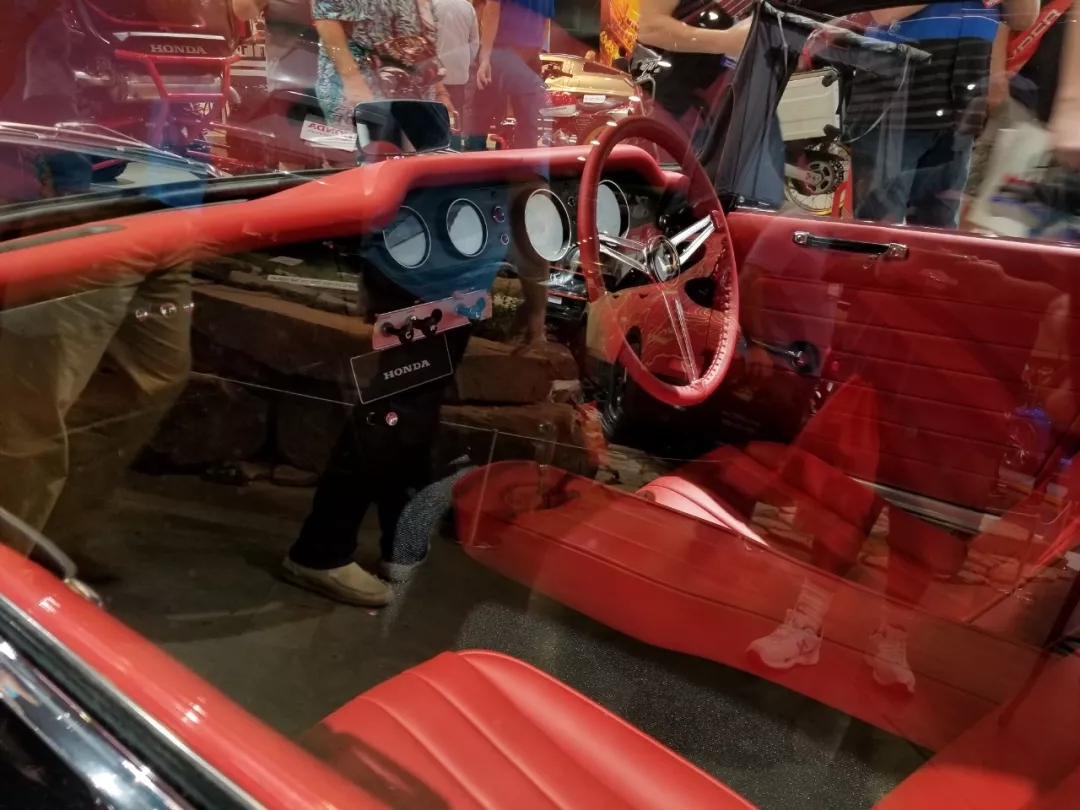 吴彦祖戴墨镜开跑车,吴彦祖开跑车的视频