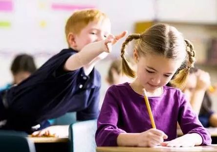 孩子在学校被欺负家长应该怎样做,孩子在学校被欺负家长正确的做法