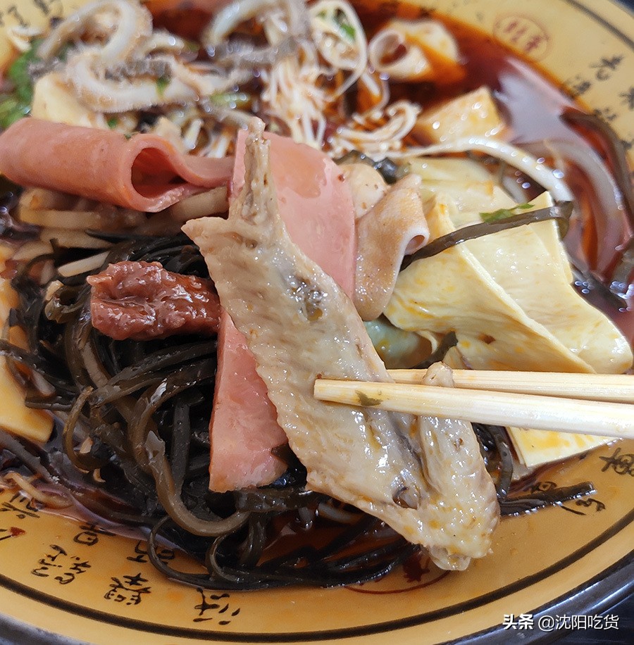 冒菜是一个神奇的存在，味道像牛油火锅，还可以蘸油碟配米饭