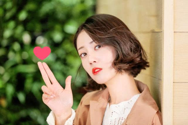 李溪芮在球场,李溪芮的腿用尺子量