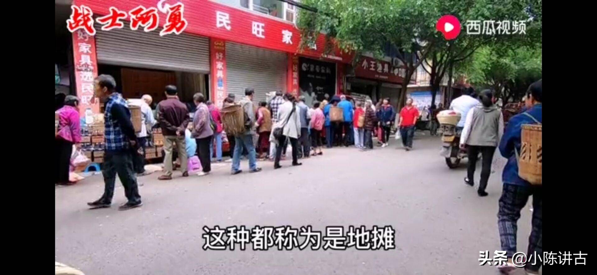 全民摆摊时代，城管也来十元贴膜？看这个西瓜视频就知道了