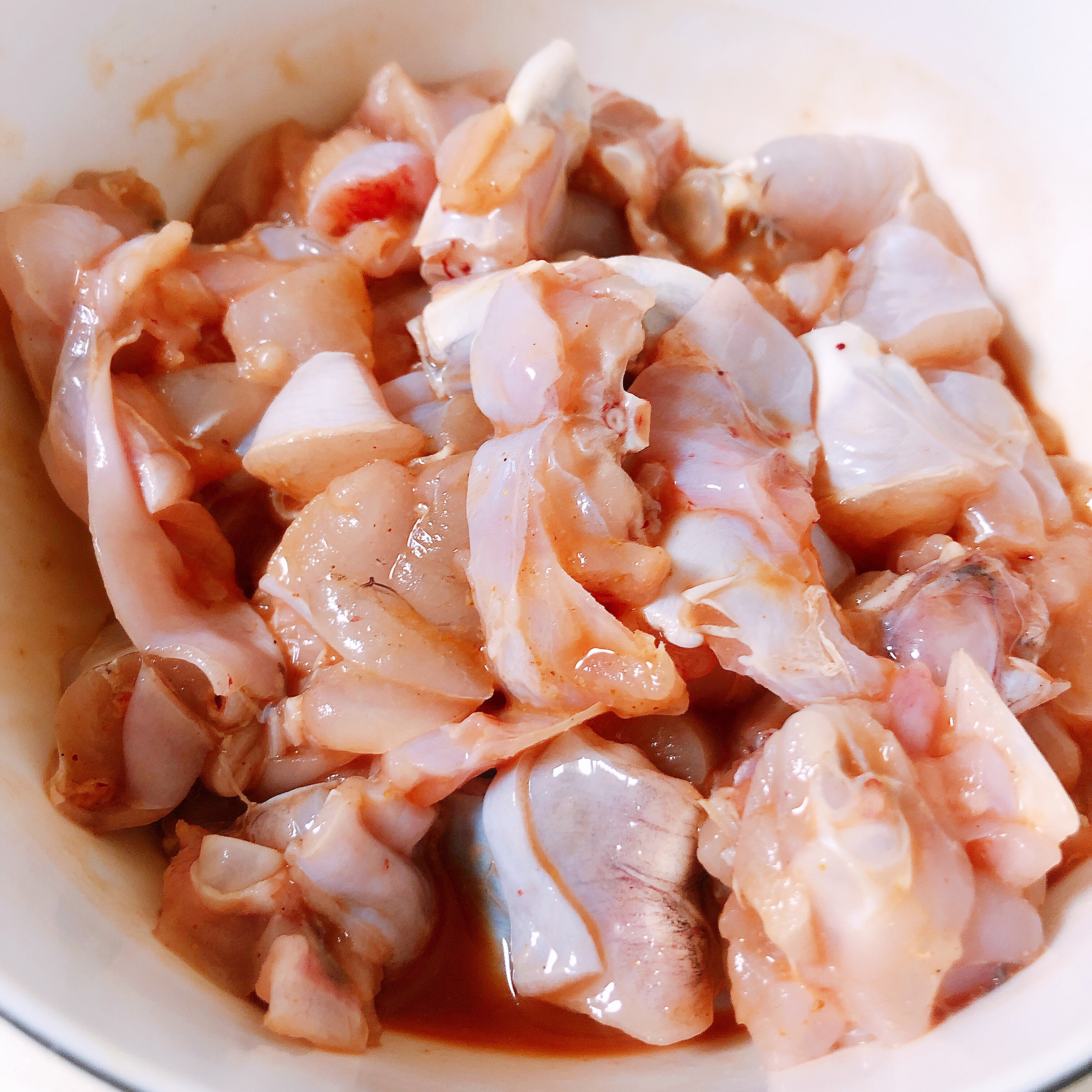 牛蛙杀好后怎么弄肉质鲜嫩,冷冻牛蛙怎么处理肉质才能鲜嫩