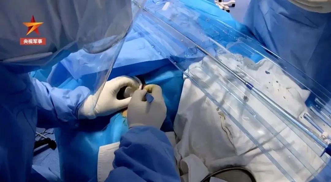 深入“红区”，直击ECMO上机治疗全过程：生死营救5小时，医生跪地抢救…