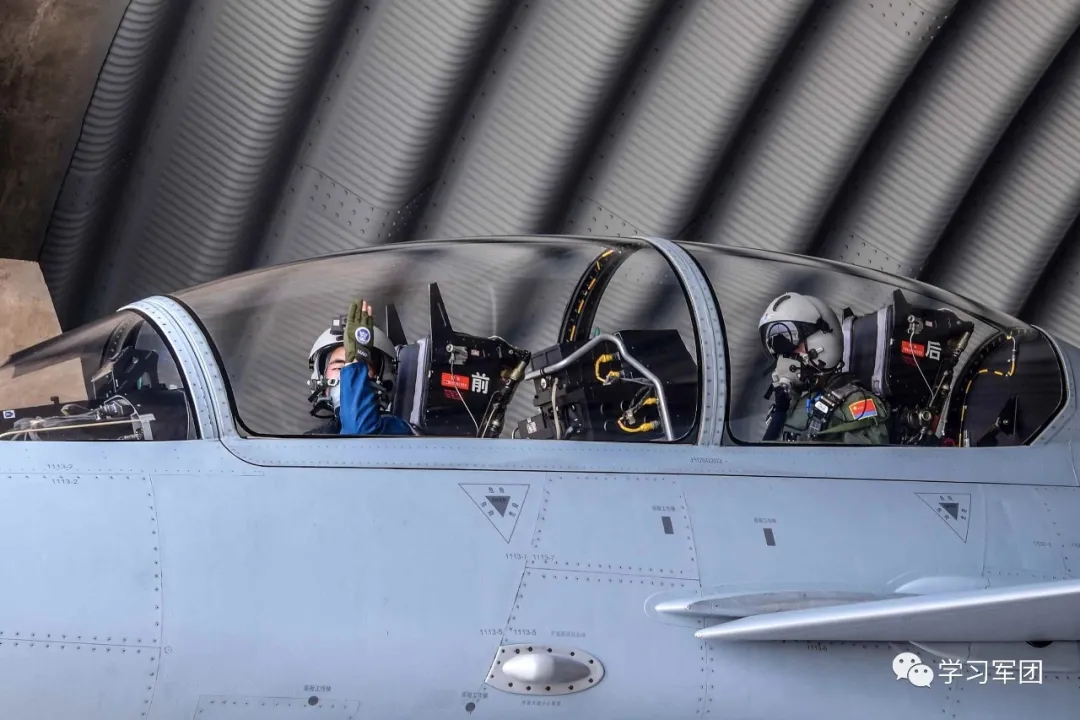 歼10飞行学员展翅蓝天,空军首批歼10飞行学员纪录片