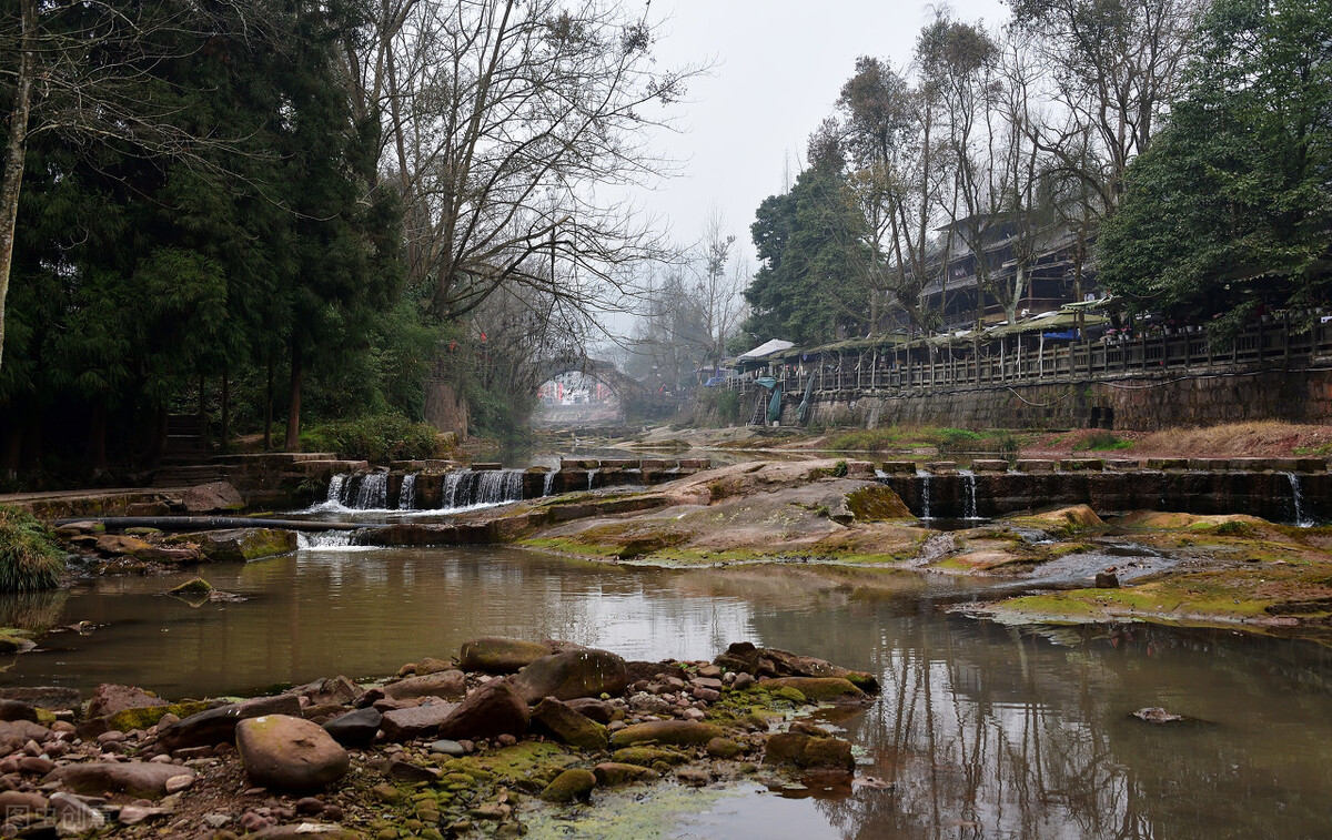 门前有水是旺财屋后有山是靠山,门前有井不旺人丁有何道理