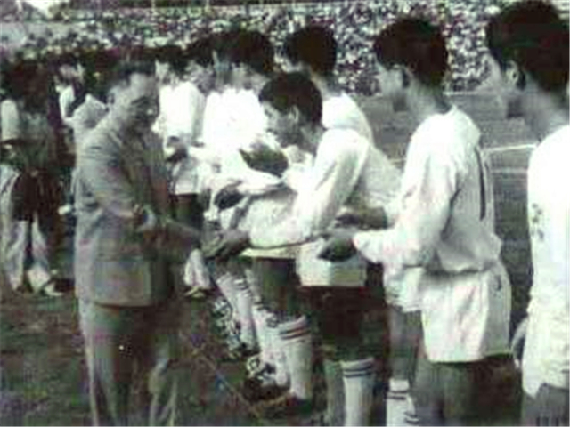 *小平邓**谈中国足球：看了几十年，闷气不能出