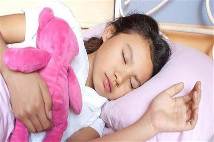 女孩第一次来月经妈妈怎么开导,12岁女孩第一次来月经会出现什么