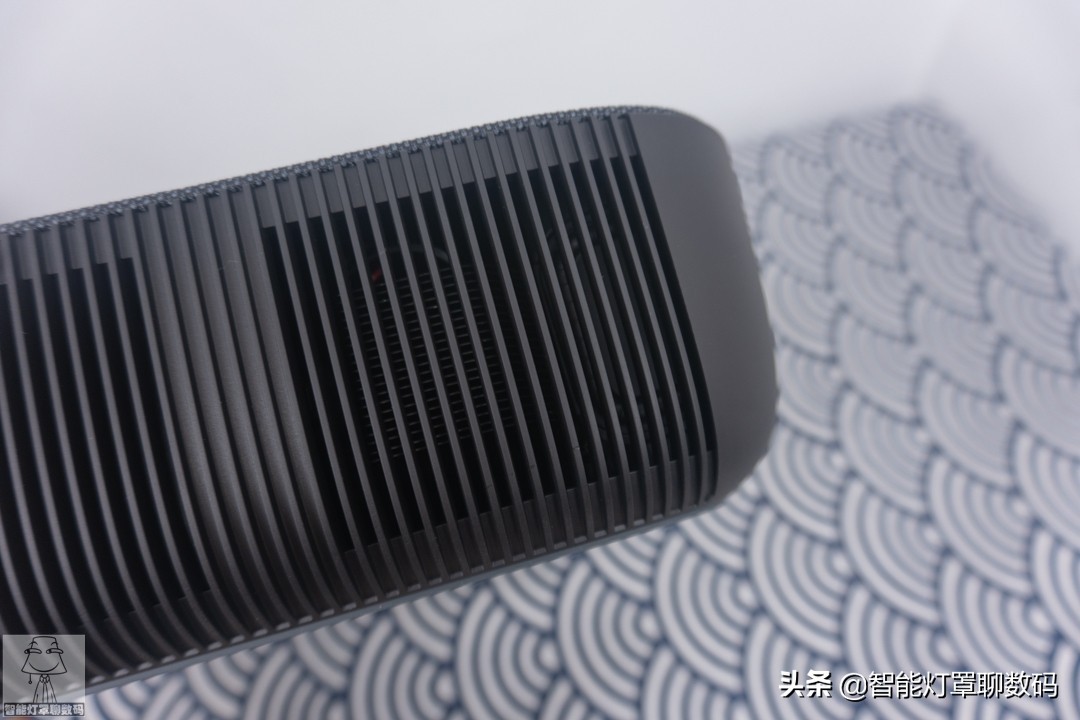 深圳小伙的快乐出租屋（上）：千元1080P投影+头戴蓝牙耳机