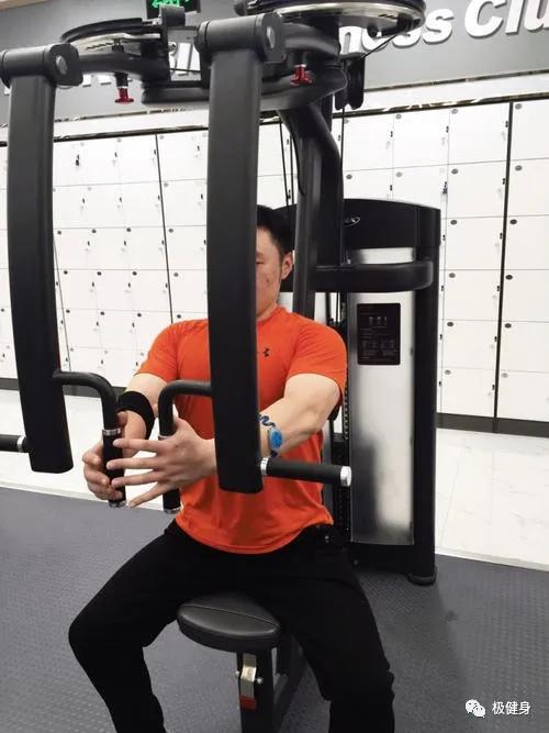 穿衣服撑不起来是骨架小吗,胸肌锻炼多久能穿衣有型