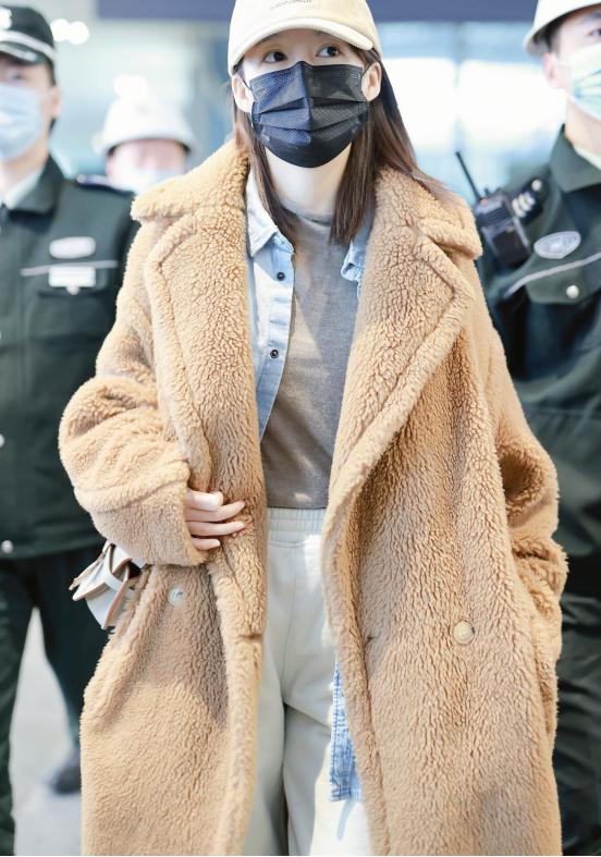 李沁穿湖蓝色大衣清新又高级!搭配同色系打底衫,气质满满好美丽