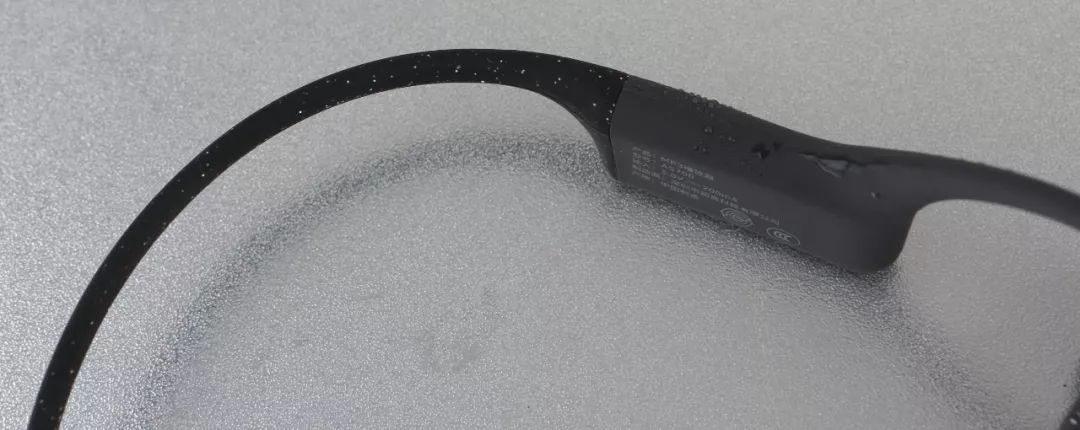 有了它终于能在游泳时听音乐了，还不用塞耳朵里