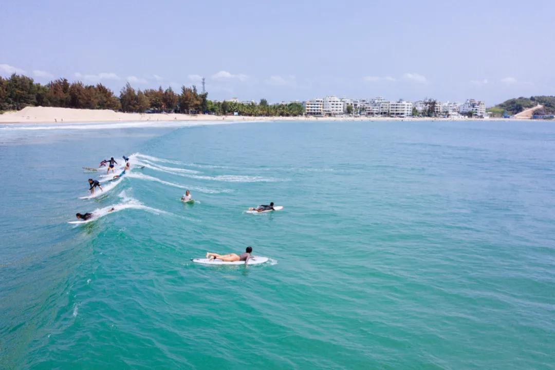 三亚后海村冲浪蹦迪,三亚后海村蹦野迪