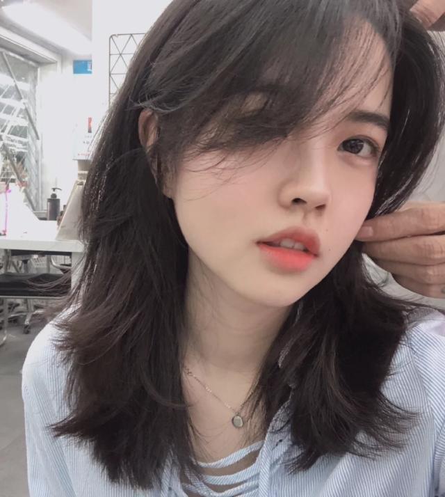 适合圆脸女生的有空气刘海的发型,八字刘海圆脸女生烫什么发型好看