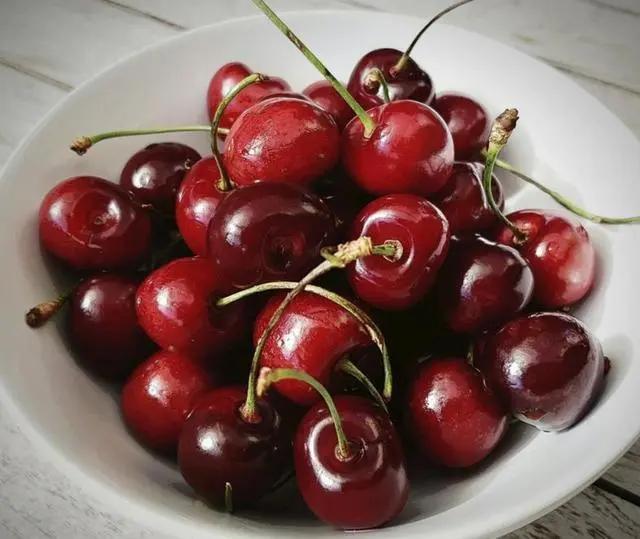 买樱桃是大的划算还是小的划算,怎么买樱桃最甜