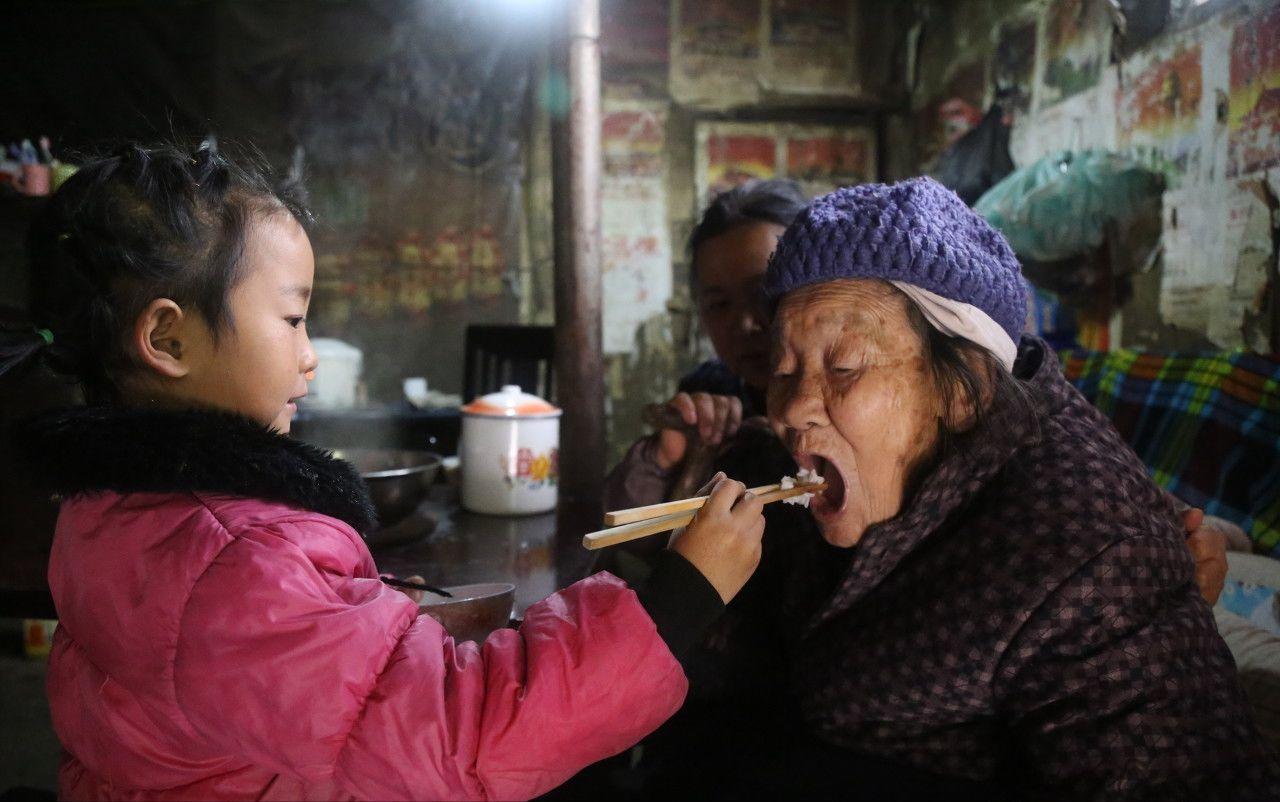 最美孝心少年王安娜：爸爸坐牢，妈妈离家出走，6岁撑起三代之家