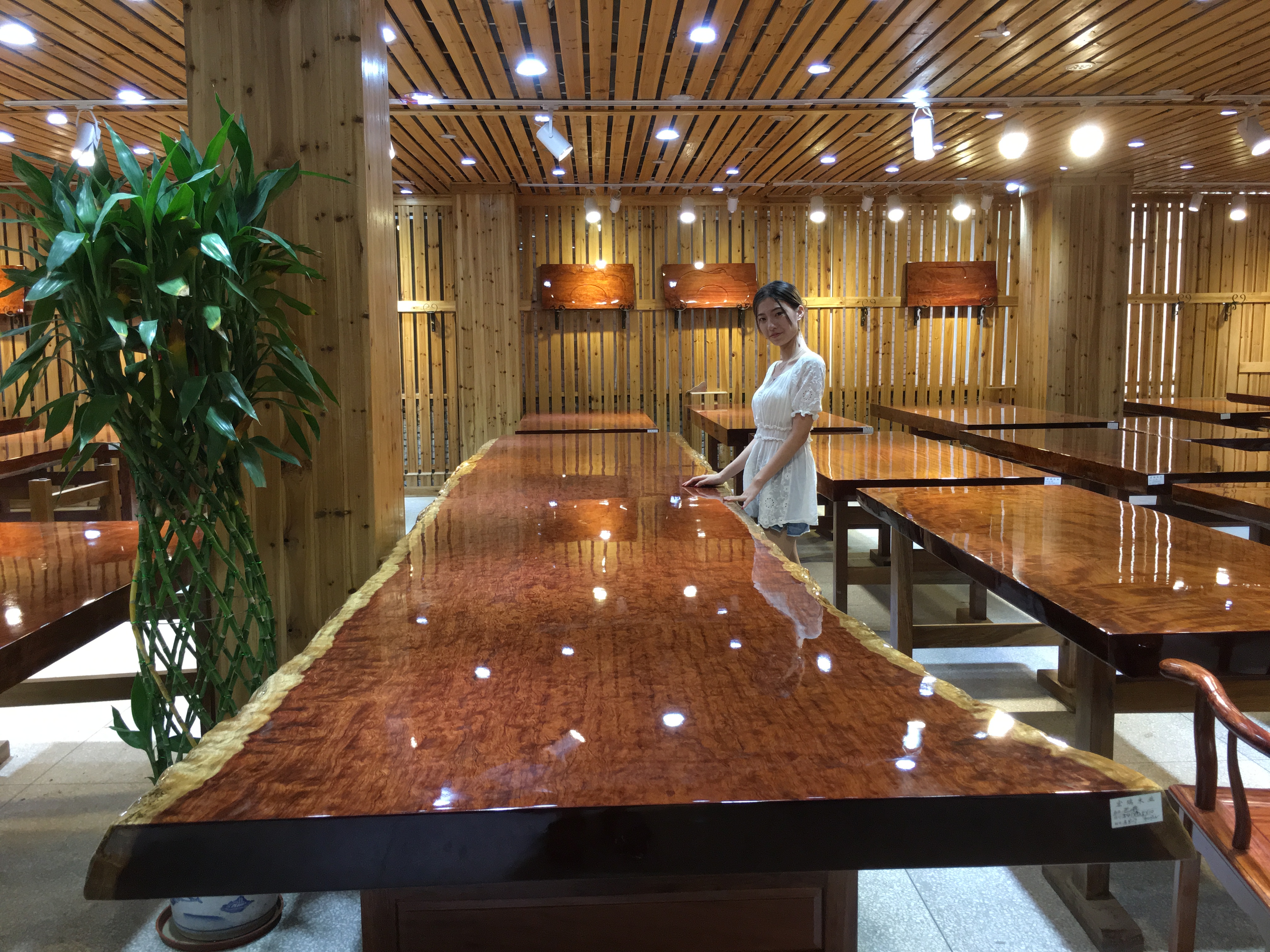 暗访广东天价大板生产基地,原料全是称斤拉木头,富豪还排队来买