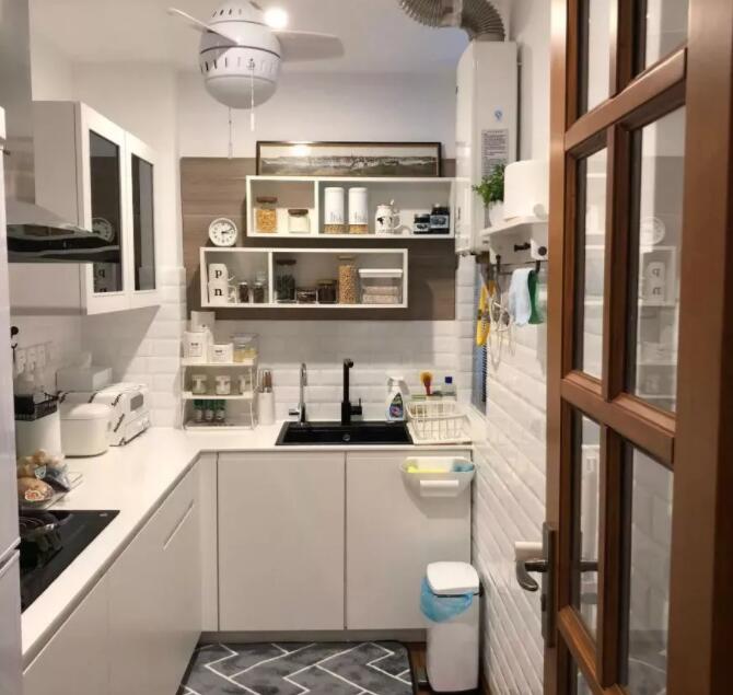 没想到演过《小时代》的她居然这么”穷“,房子都没顾里衣帽间大